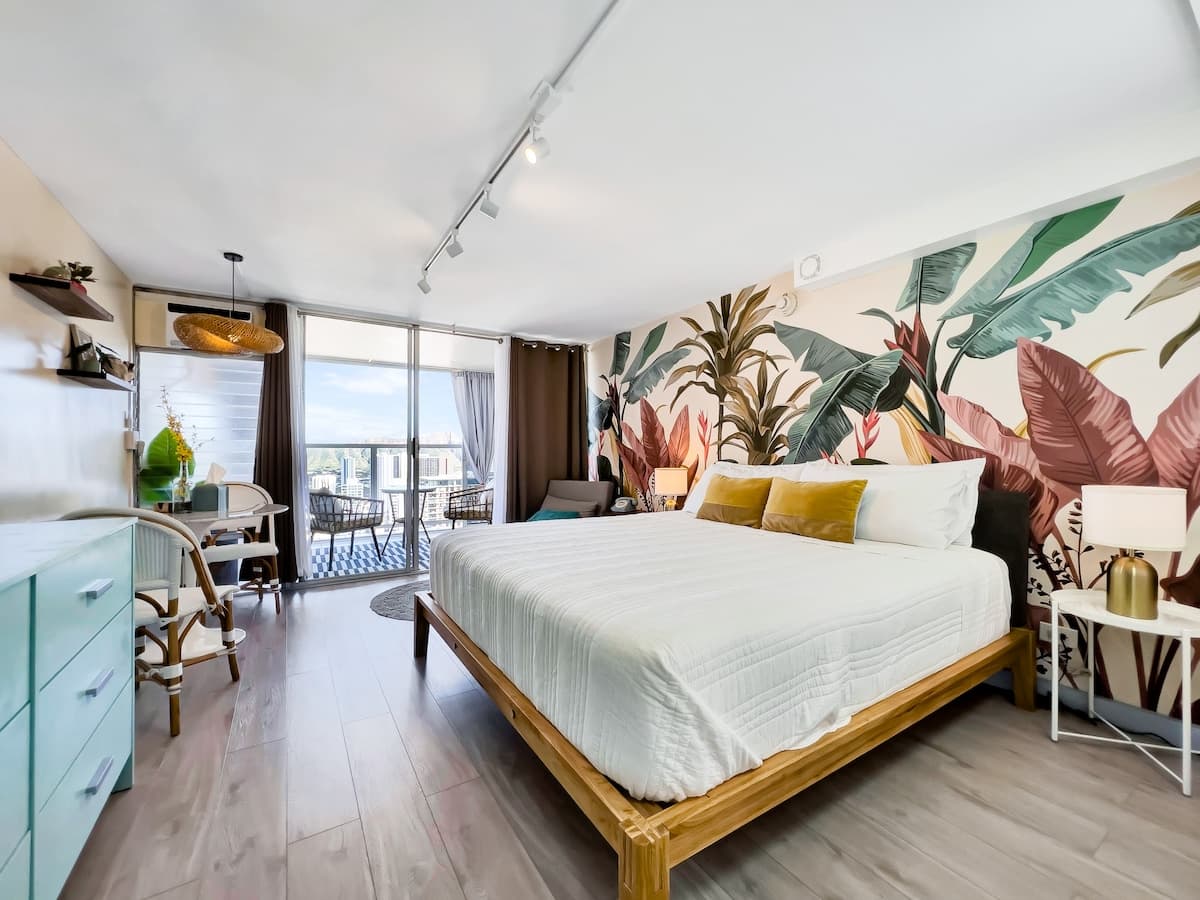Condo in Honolulu · ★4.94 · Studio · 2 beds · 1 private bath - Photo 2