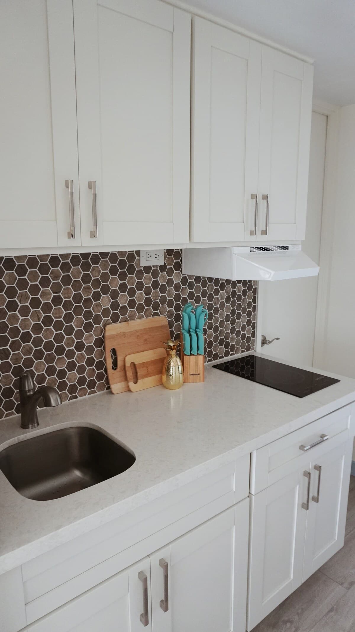Condo in Honolulu · ★4.94 · Studio · 2 beds · 1 private bath - Photo 5