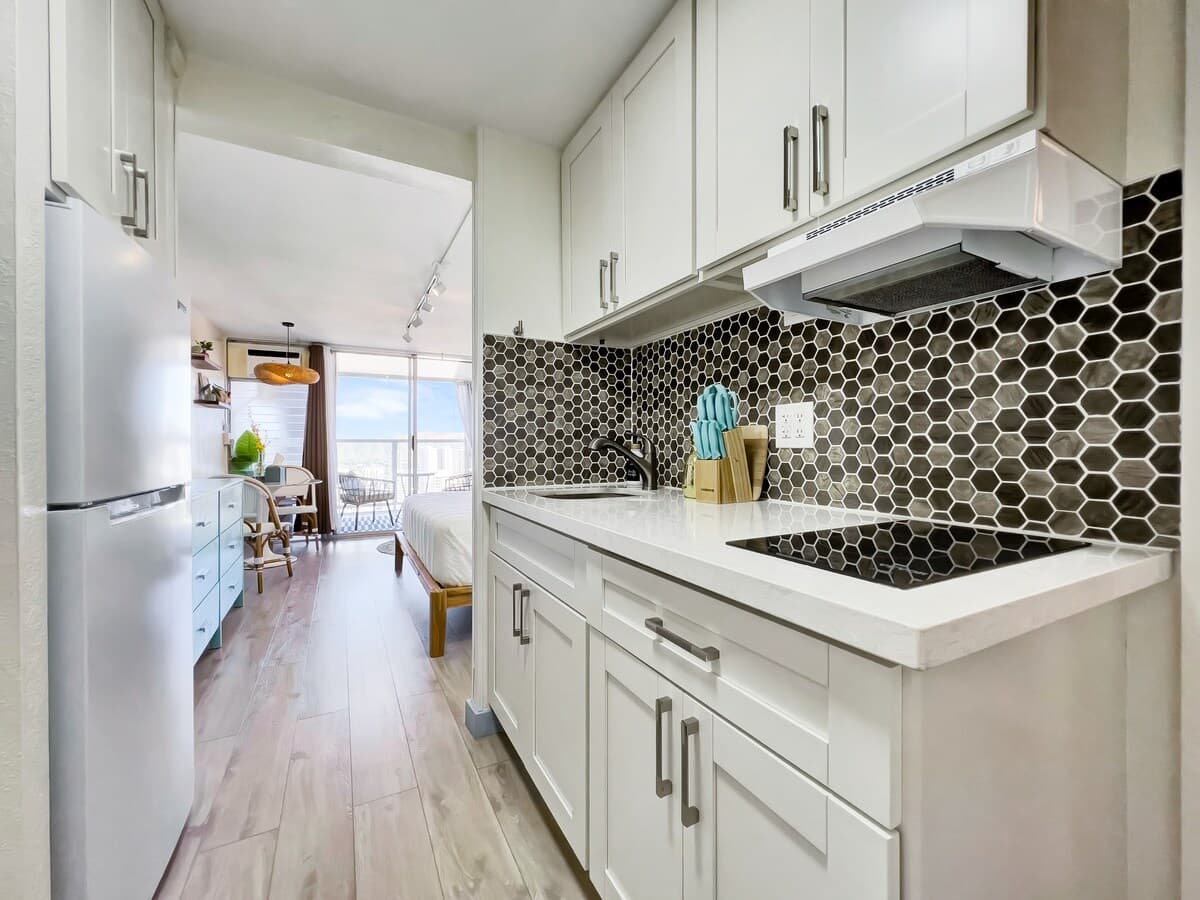 Condo in Honolulu · ★4.94 · Studio · 2 beds · 1 private bath - Photo 3