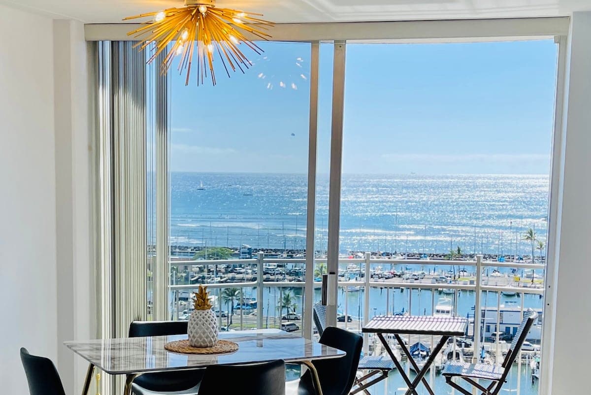 Condo in Honolulu · ★4.9 · 1 bedroom · 2 beds · 1 private bath - Photo 1