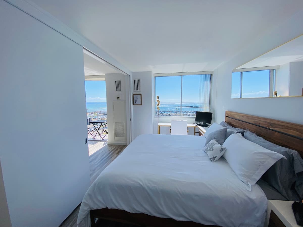 Condo in Honolulu · ★4.9 · 1 bedroom · 2 beds · 1 private bath - Photo 4