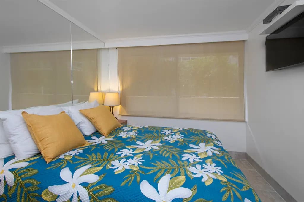 Hotel in Honolulu · ★4.16 · 1 bedroom · 1 bed · 1 private bath - Photo 2