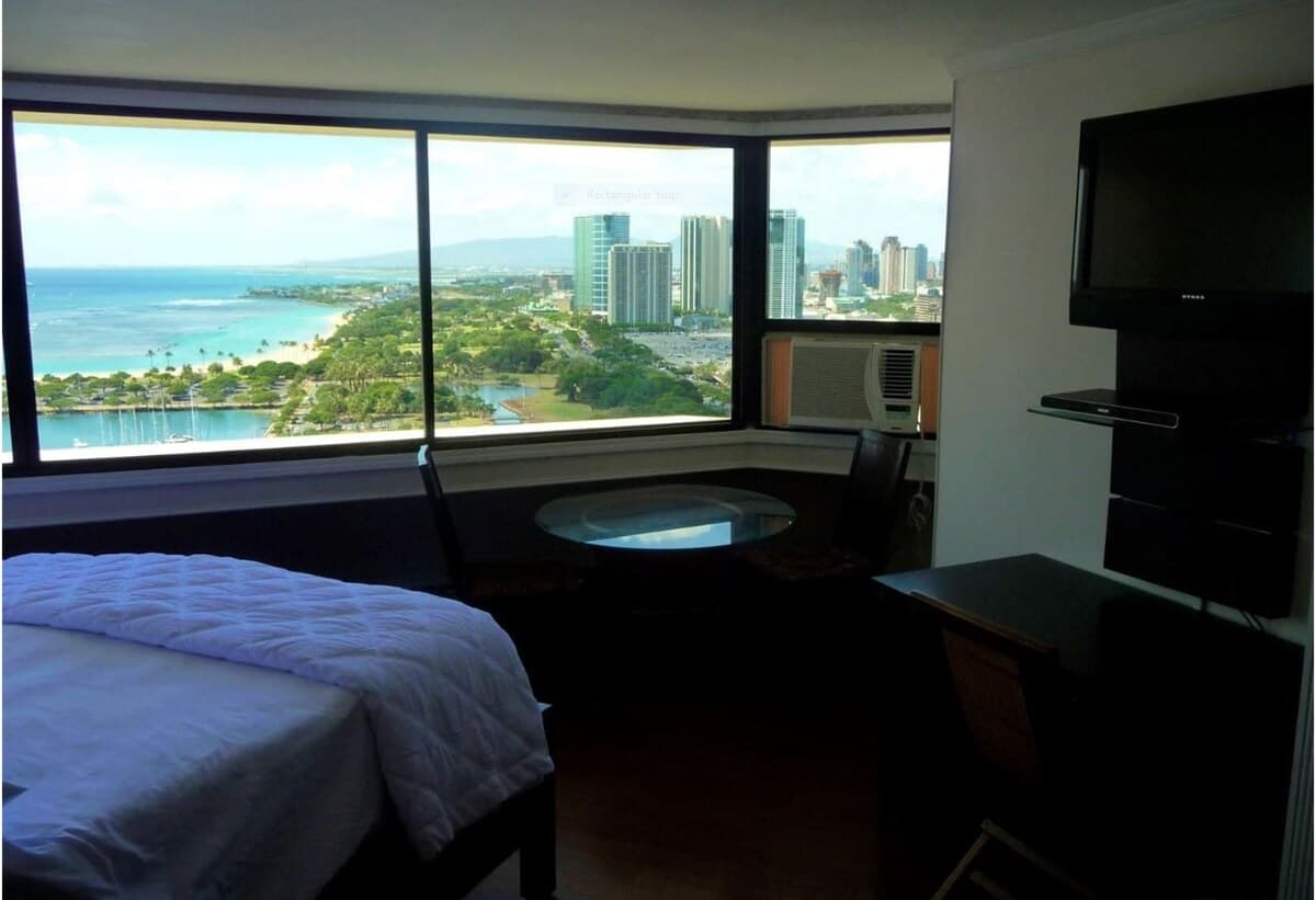 Condo in Honolulu · ★4.42 · Studio · 1 bed · 1 private bath - Photo 5