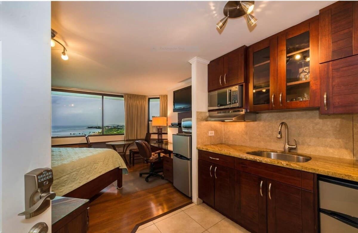 Condo in Honolulu · ★4.42 · Studio · 1 bed · 1 private bath - Photo 2
