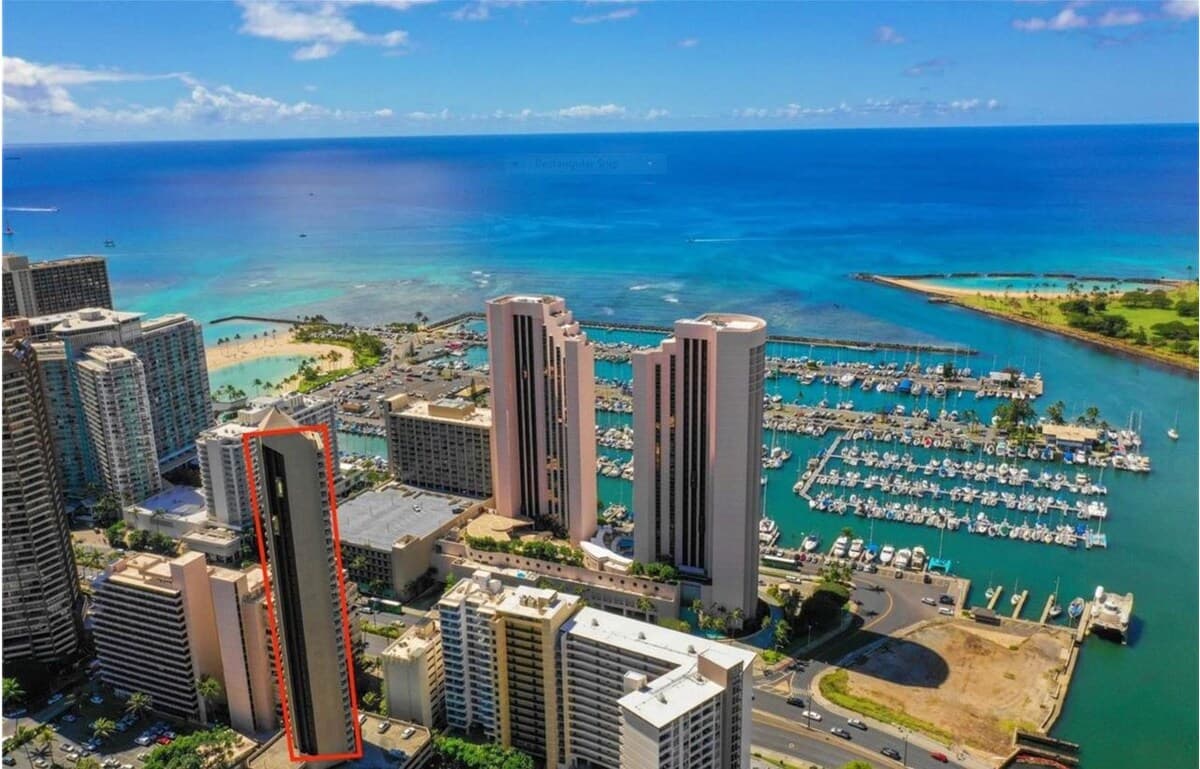 Condo in Honolulu · ★4.42 · Studio · 1 bed · 1 private bath - Photo 4
