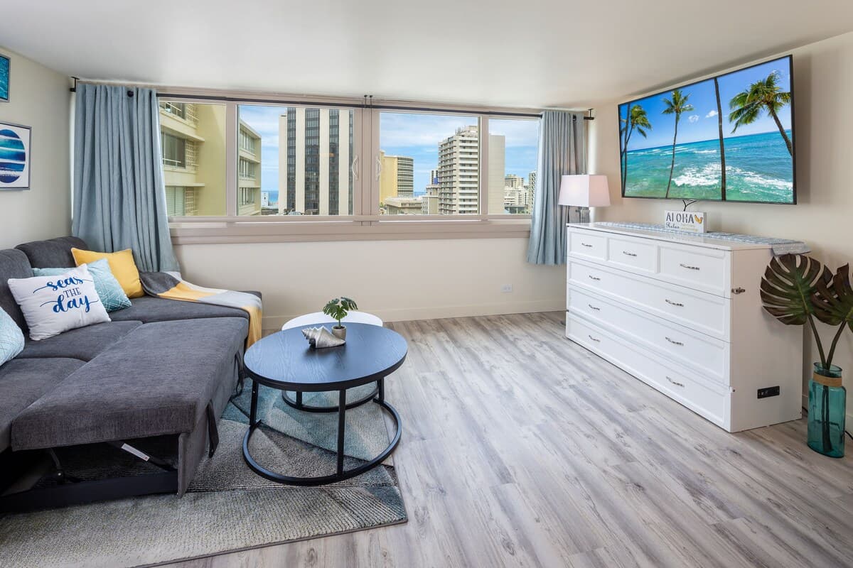 Condo in Honolulu · ★4.92 · 1 bedroom · 3 beds · 1 private bath - Photo 4