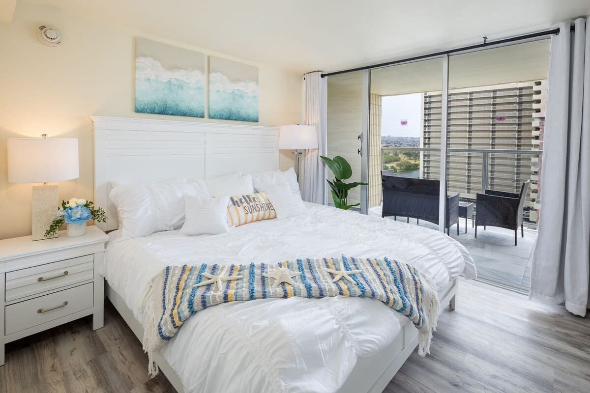 Condo in Honolulu · ★4.92 · 1 bedroom · 3 beds · 1 private bath - Photo 5