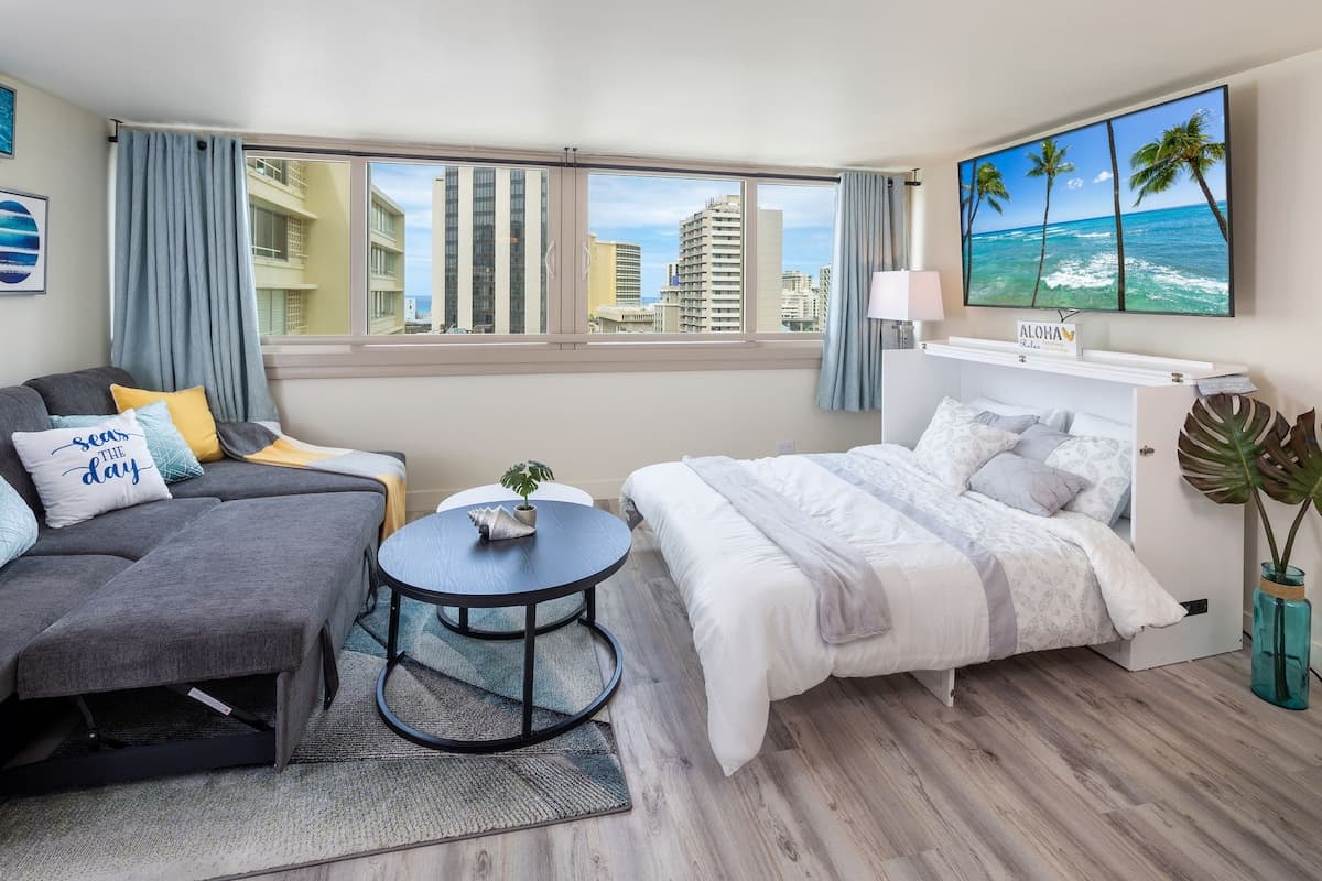 Condo in Honolulu · ★4.92 · 1 bedroom · 3 beds · 1 private bath - Photo 2