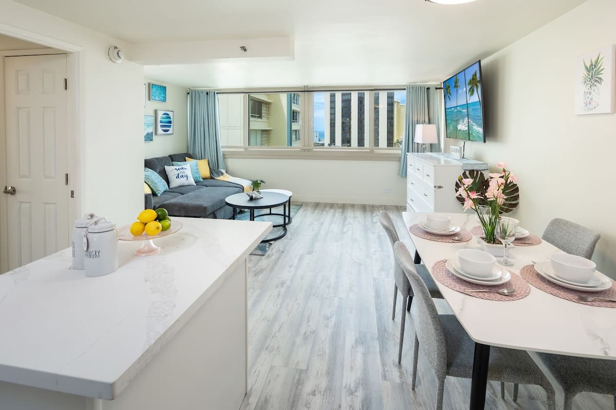 Condo in Honolulu · ★4.92 · 1 bedroom · 3 beds · 1 private bath - Photo 3