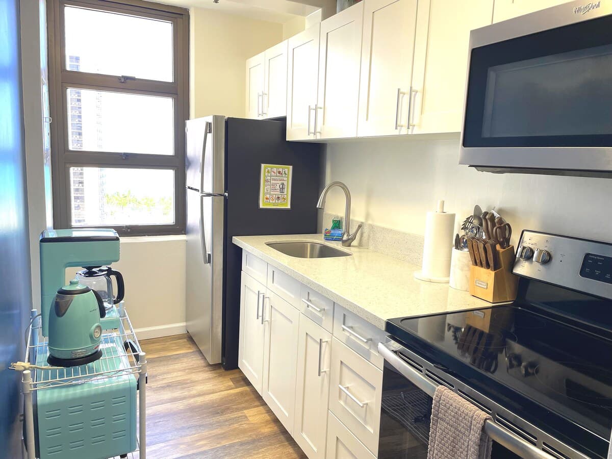Condo in Honolulu · ★4.68 · 1 bedroom · 3 beds · 1 private bath - Photo 4