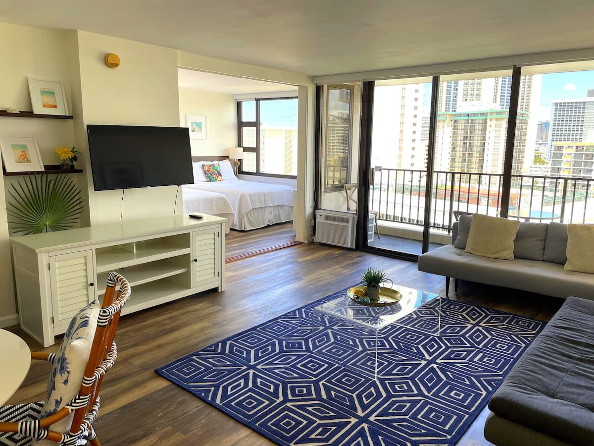 Condo in Honolulu · ★4.68 · 1 bedroom · 3 beds · 1 private bath - Photo 2