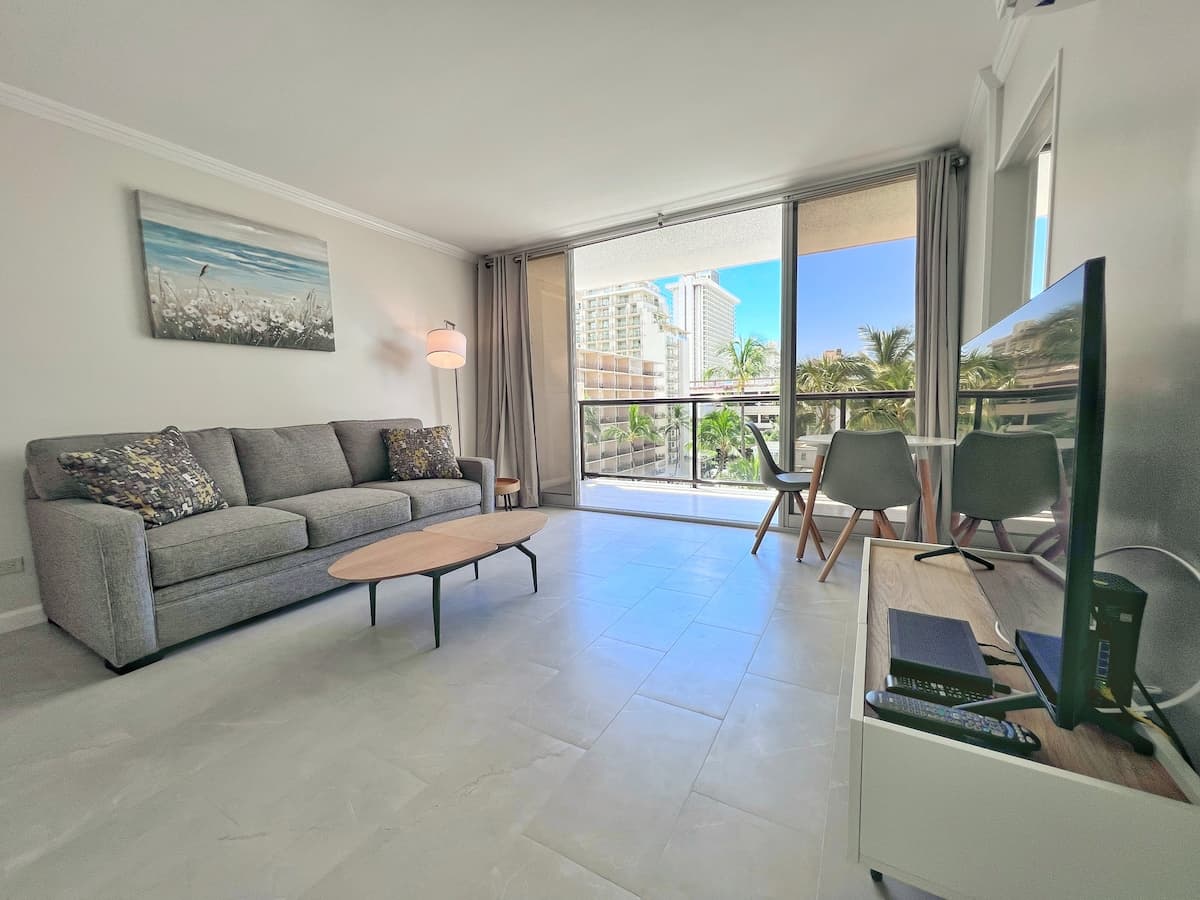 Condo in Honolulu · ★4.84 · 1 bedroom · 2 beds · 1 private bath - Photo 3