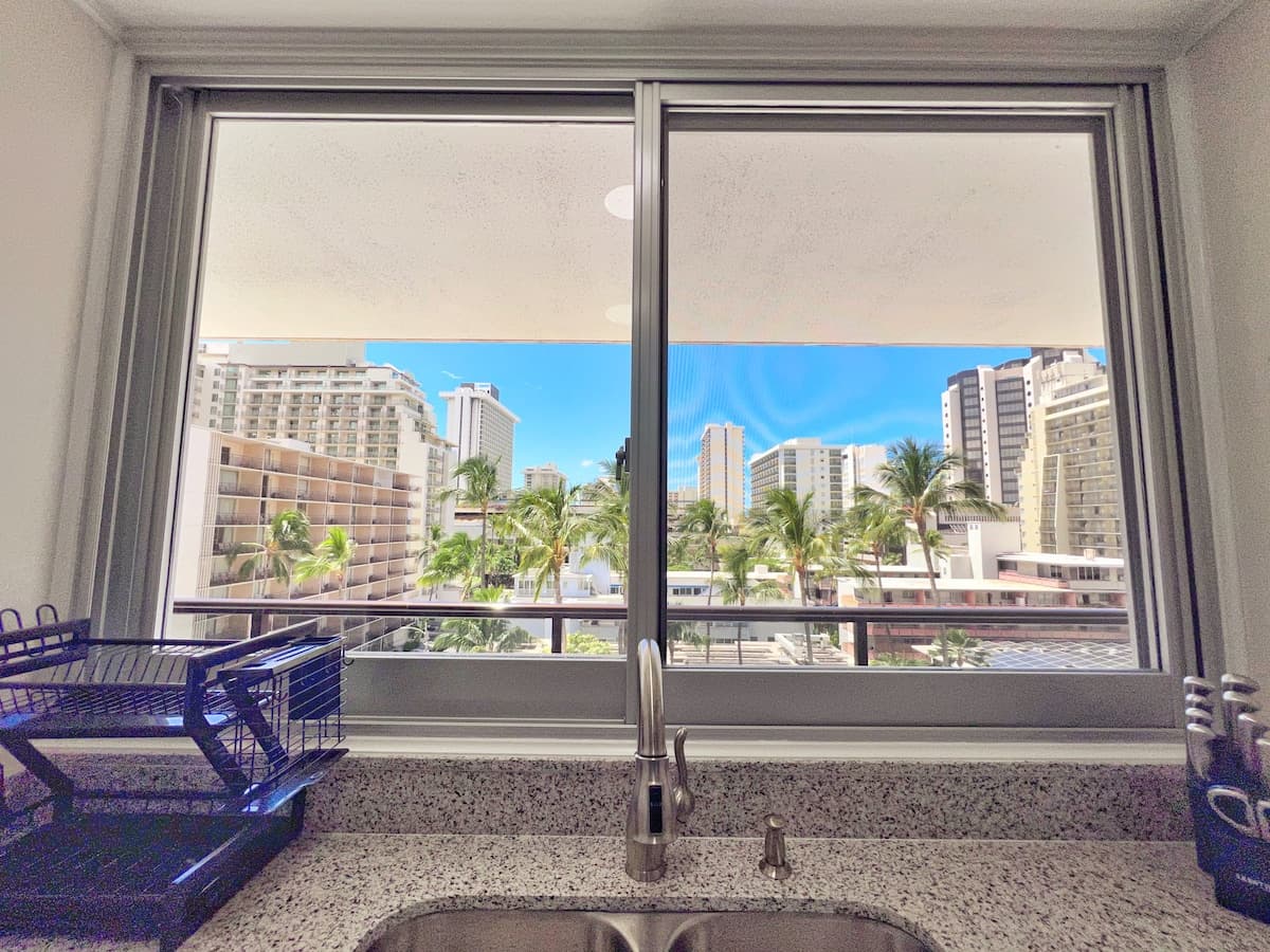 Condo in Honolulu · ★4.84 · 1 bedroom · 2 beds · 1 private bath - Photo 4