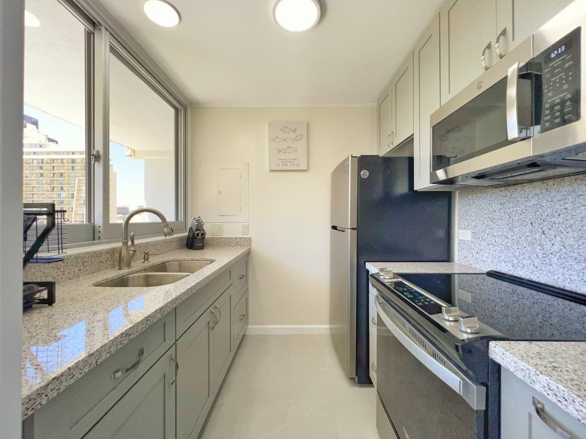 Condo in Honolulu · ★4.84 · 1 bedroom · 2 beds · 1 private bath - Photo 5