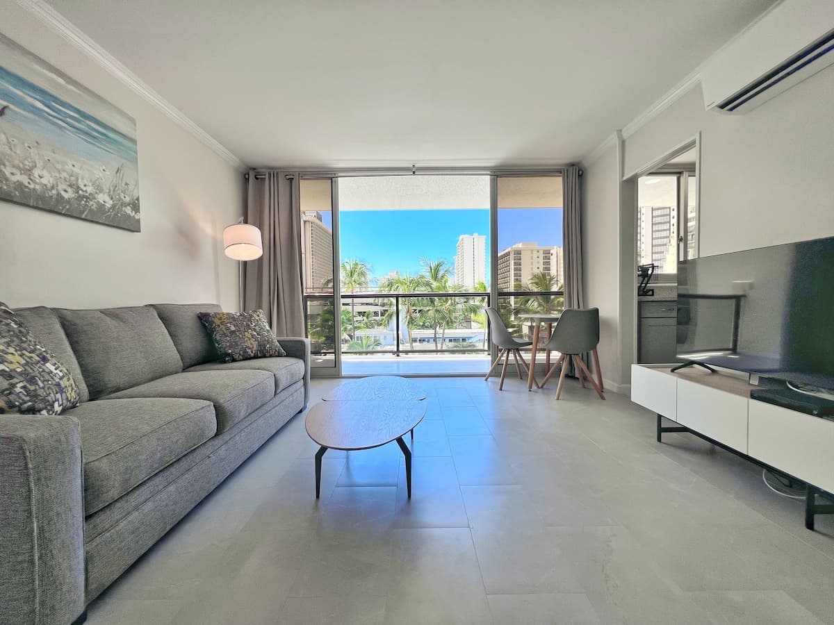 Condo in Honolulu · ★4.84 · 1 bedroom · 2 beds · 1 private bath - Photo 2
