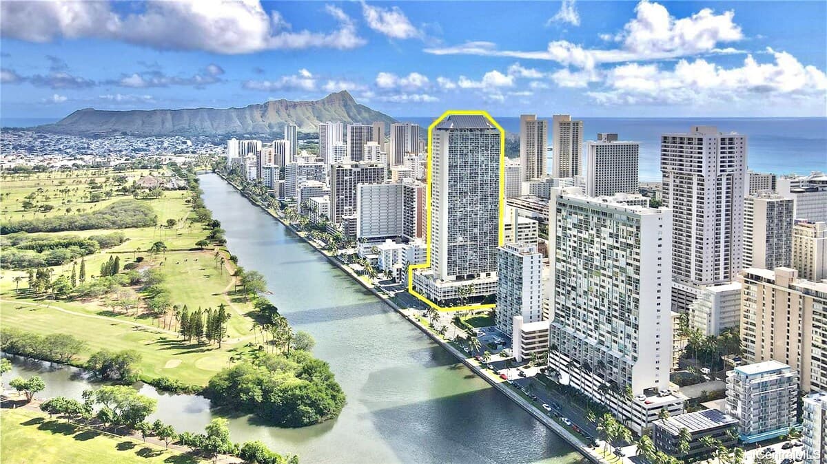 Condo in Honolulu · ★4.94 · Studio · 2 beds · 1 private bath - Photo 2