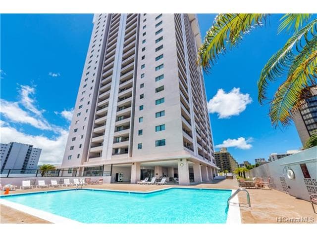 Condo in Honolulu · ★5.0 · 1 bedroom · 2 beds · 1 private bath - Photo 2