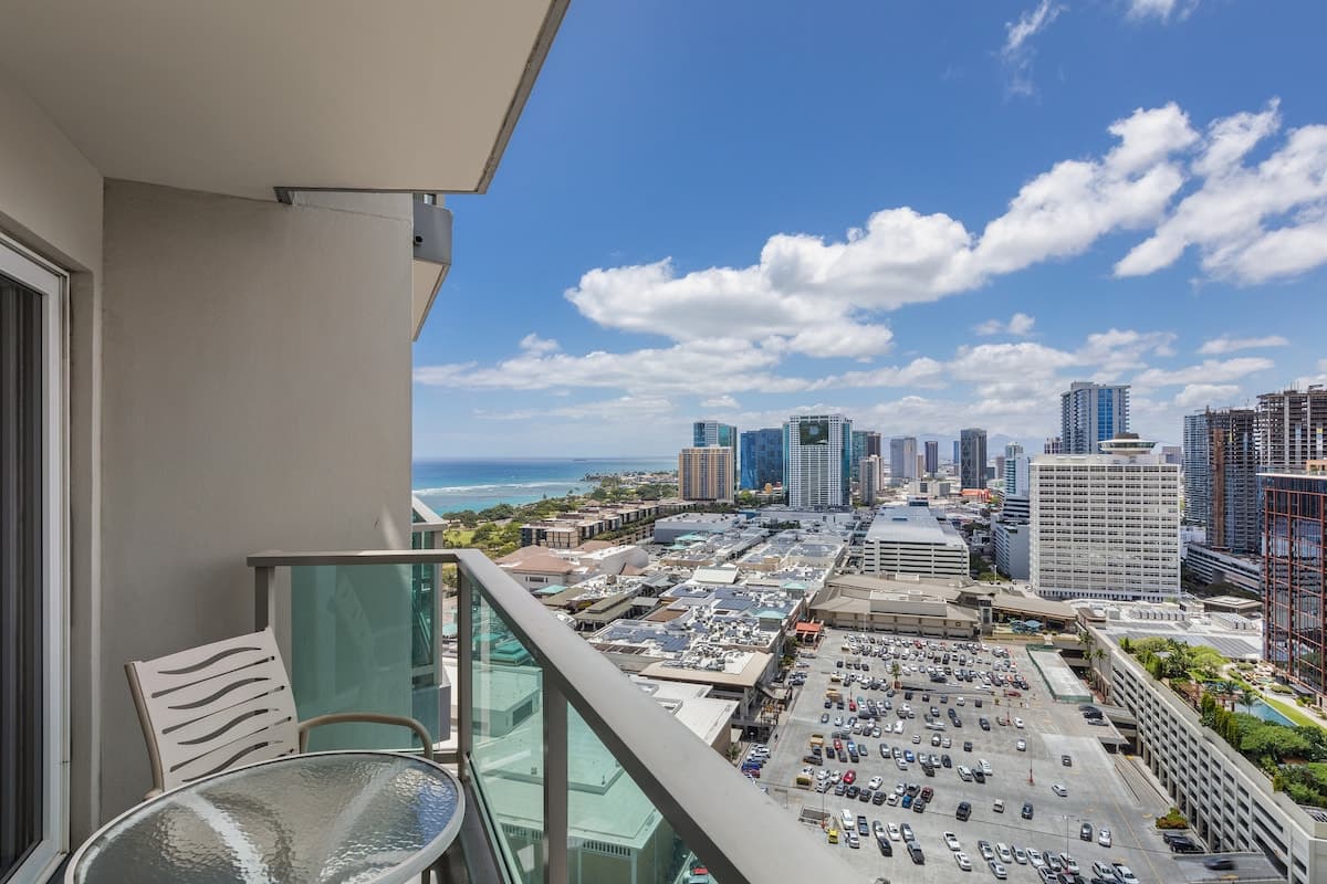 Condo in Honolulu · ★4.93 · 1 bedroom · 2 beds · 1 private bath - Photo 1