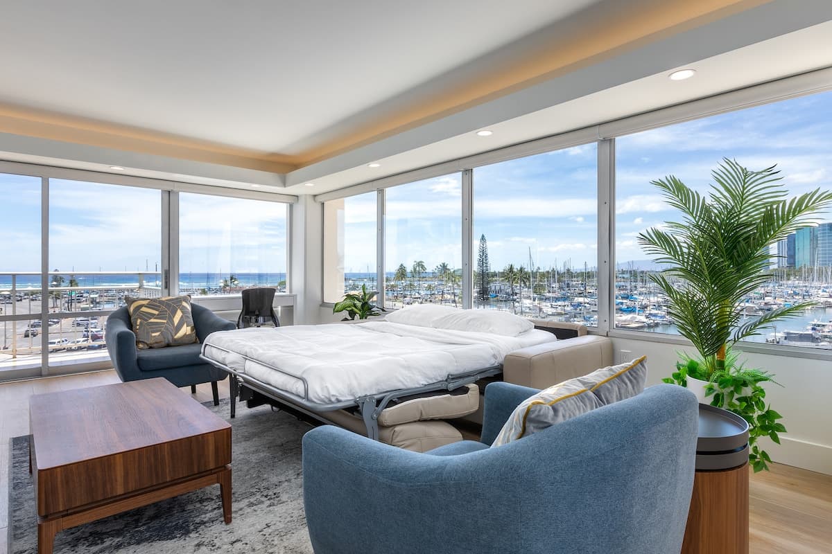 Condo in Honolulu · ★4.97 · 2 bedrooms · 4 beds · 2 private baths - Photo 2
