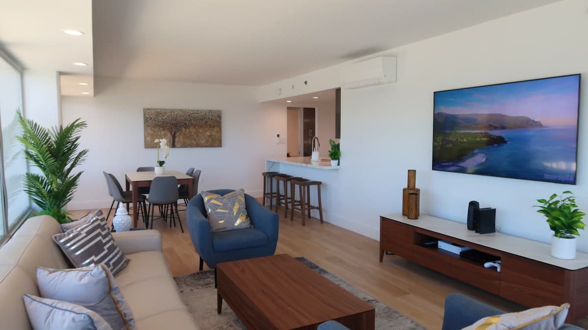 Condo in Honolulu · ★4.97 · 2 bedrooms · 4 beds · 2 private baths - Photo 5