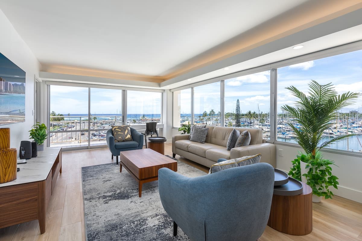 Condo in Honolulu · ★4.97 · 2 bedrooms · 4 beds · 2 private baths - Photo 3