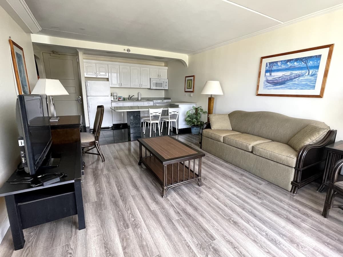Condo in Honolulu · ★4.84 · 1 bedroom · 2 beds · 1 private bath - Photo 4