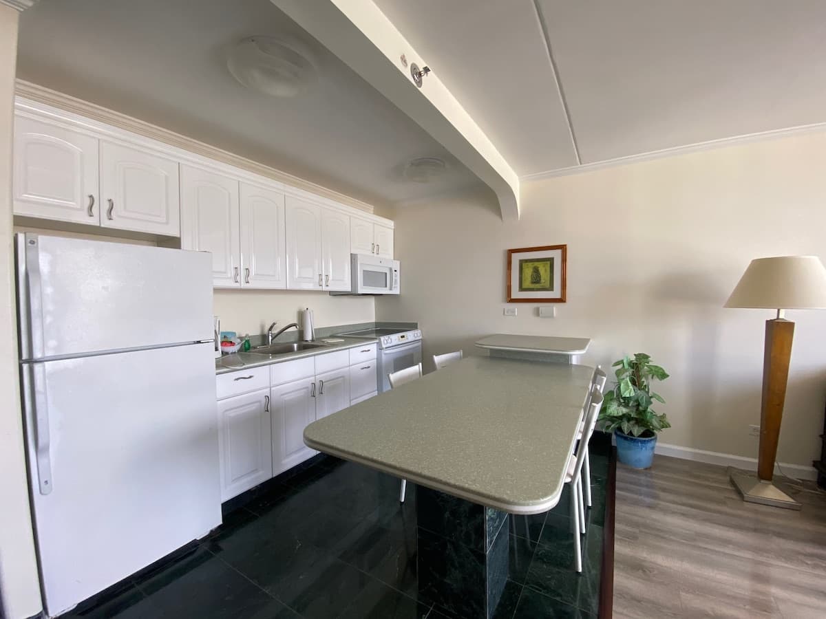 Condo in Honolulu · ★4.84 · 1 bedroom · 2 beds · 1 private bath - Photo 5