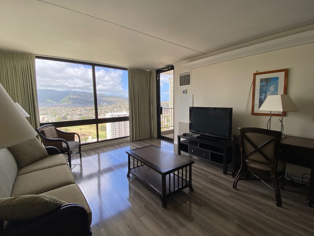 Condo in Honolulu · ★4.84 · 1 bedroom · 2 beds · 1 private bath - Photo 3