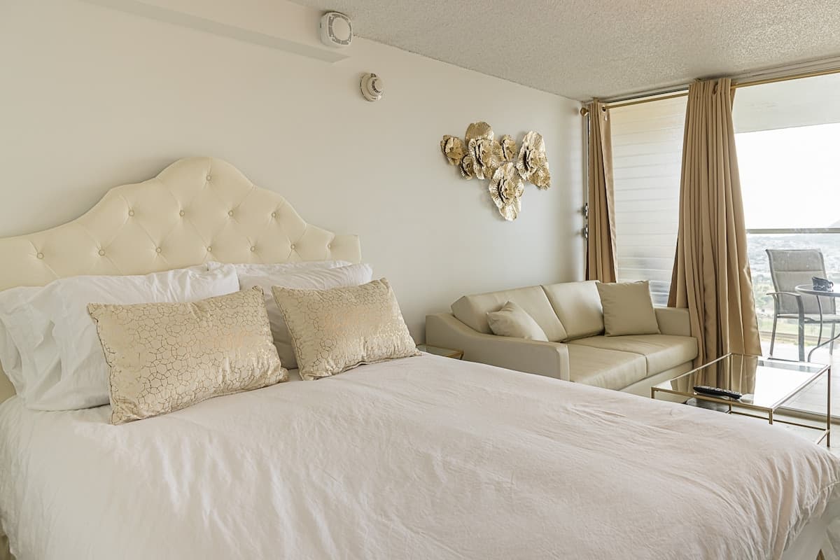 Condo in Honolulu · ★4.84 · Studio · 2 beds · 1 private bath - Photo 2