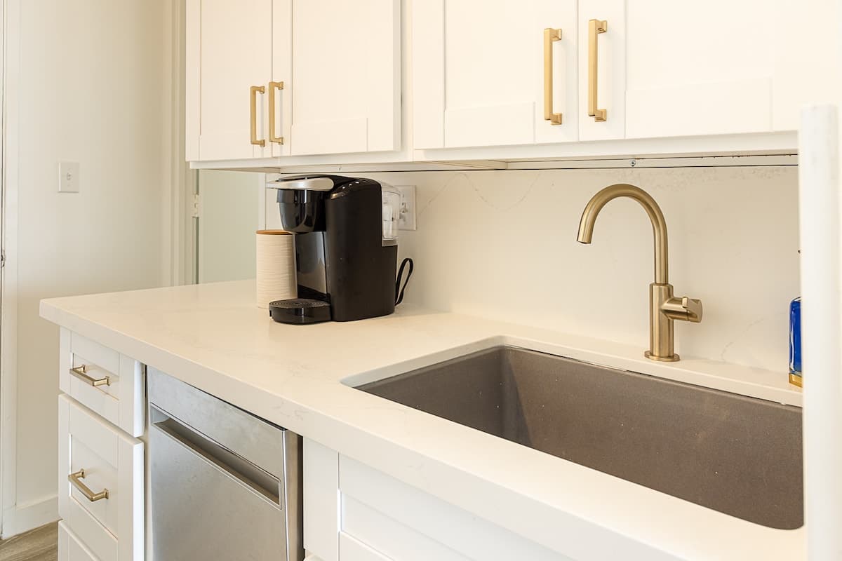 Condo in Honolulu · ★4.84 · Studio · 2 beds · 1 private bath - Photo 4