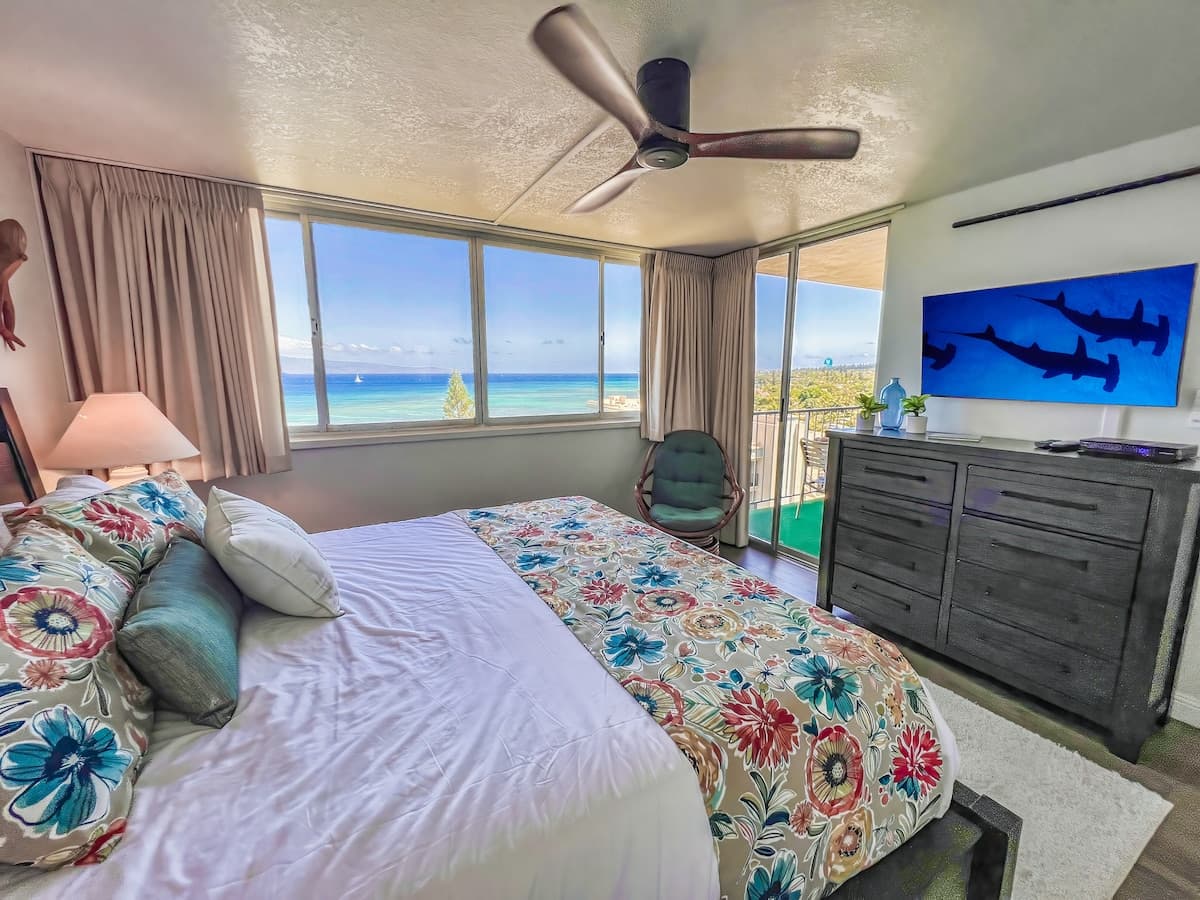 Condo in Lahaina · ★4.93 · 1 bedroom · 2 beds · 1 bath - Photo 4