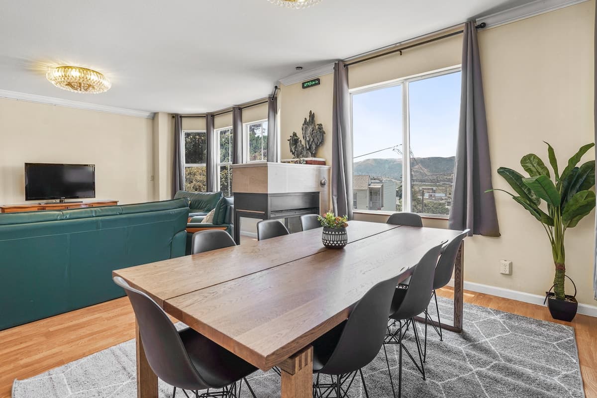 Family Home with Kid-Painted Art & City Views - Photo 4