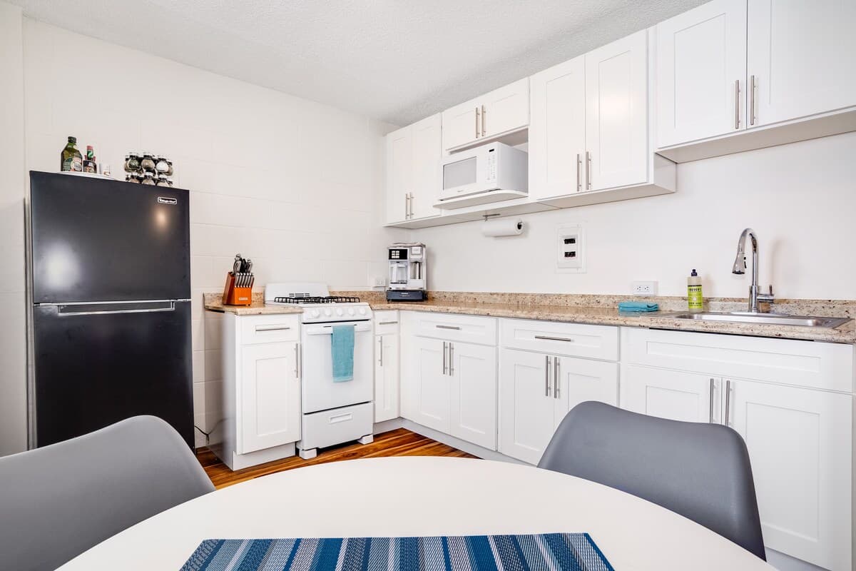 Condo in Honolulu · ★4.73 · 1 bedroom · 2 beds · 1 private bath - Photo 4
