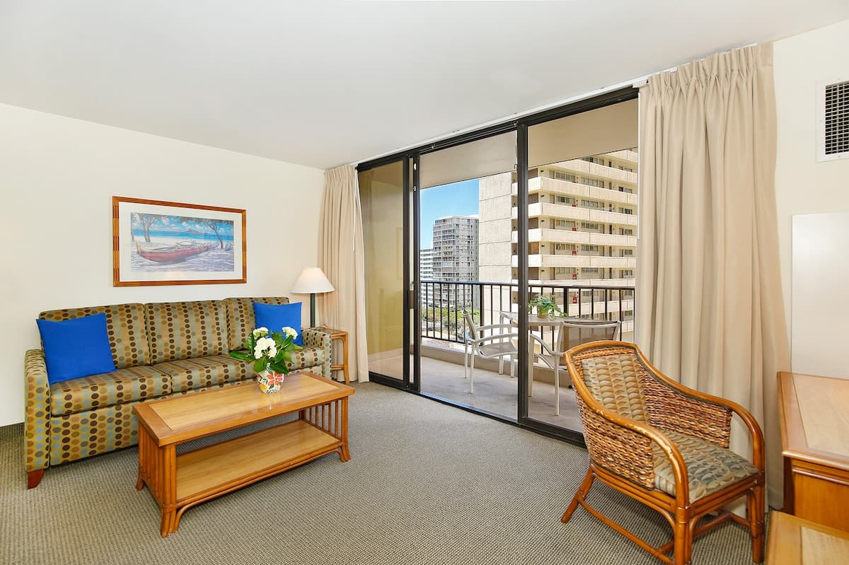 Condo in Honolulu · ★4.84 · 1 bedroom · 3 beds · 1 bath - Photo 4