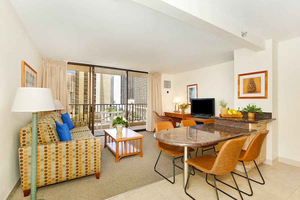 Condo in Honolulu · ★4.84 · 1 bedroom · 3 beds · 1 bath - Photo 2