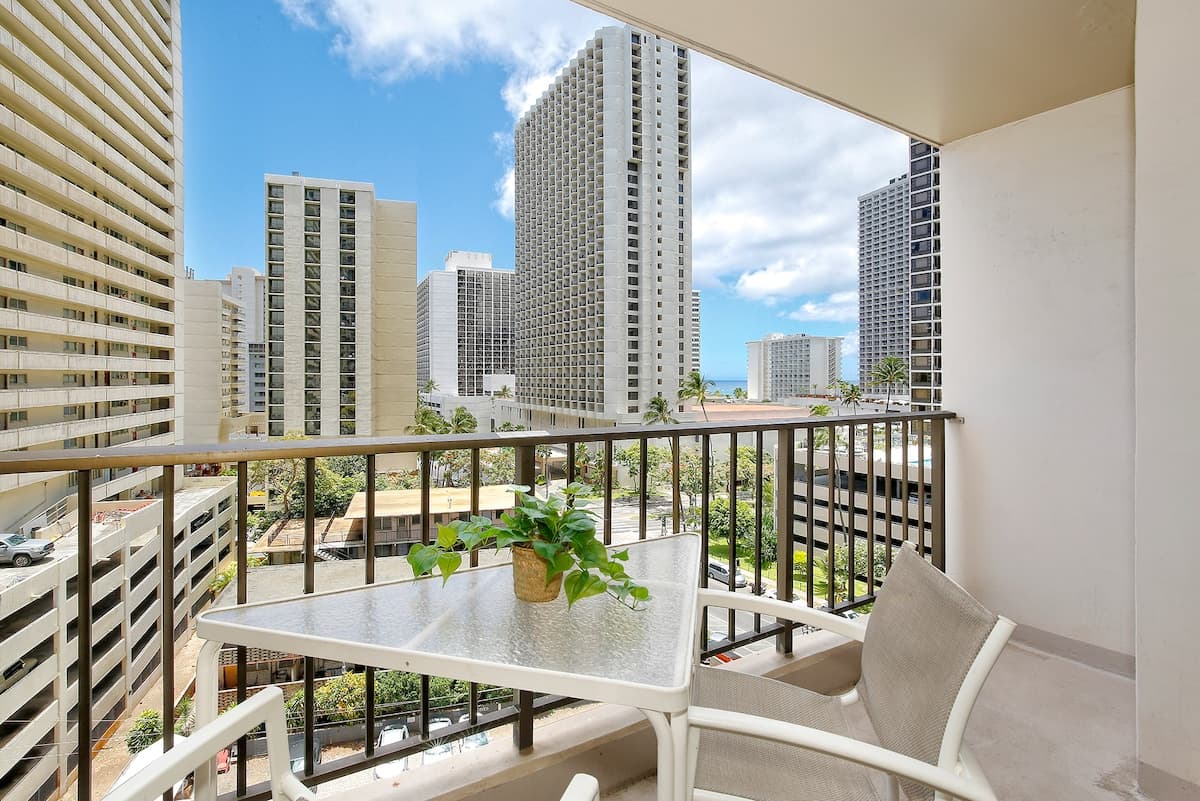 Condo in Honolulu · ★4.84 · 1 bedroom · 3 beds · 1 bath - Photo 3