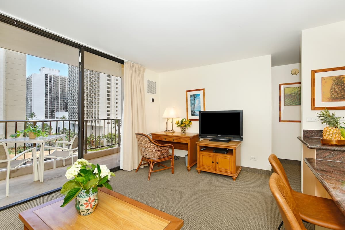 Condo in Honolulu · ★4.84 · 1 bedroom · 3 beds · 1 bath - Photo 5
