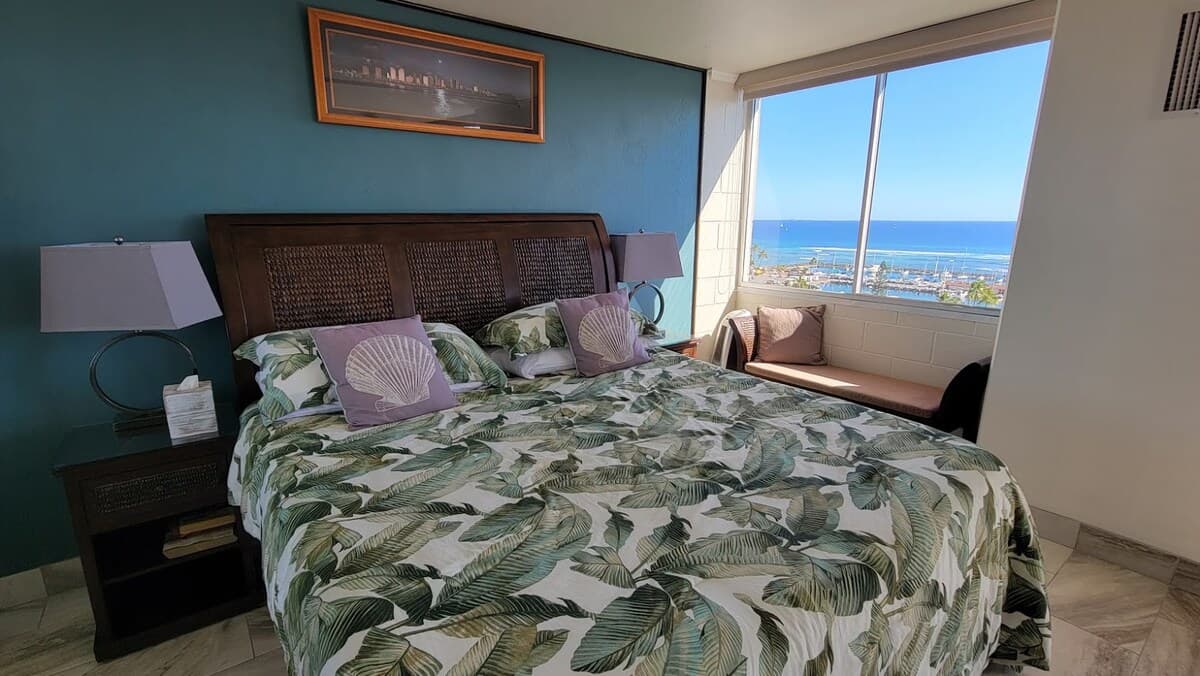 Condo in Honolulu · ★4.73 · 1 bedroom · 2 beds · 1 private bath - Photo 5
