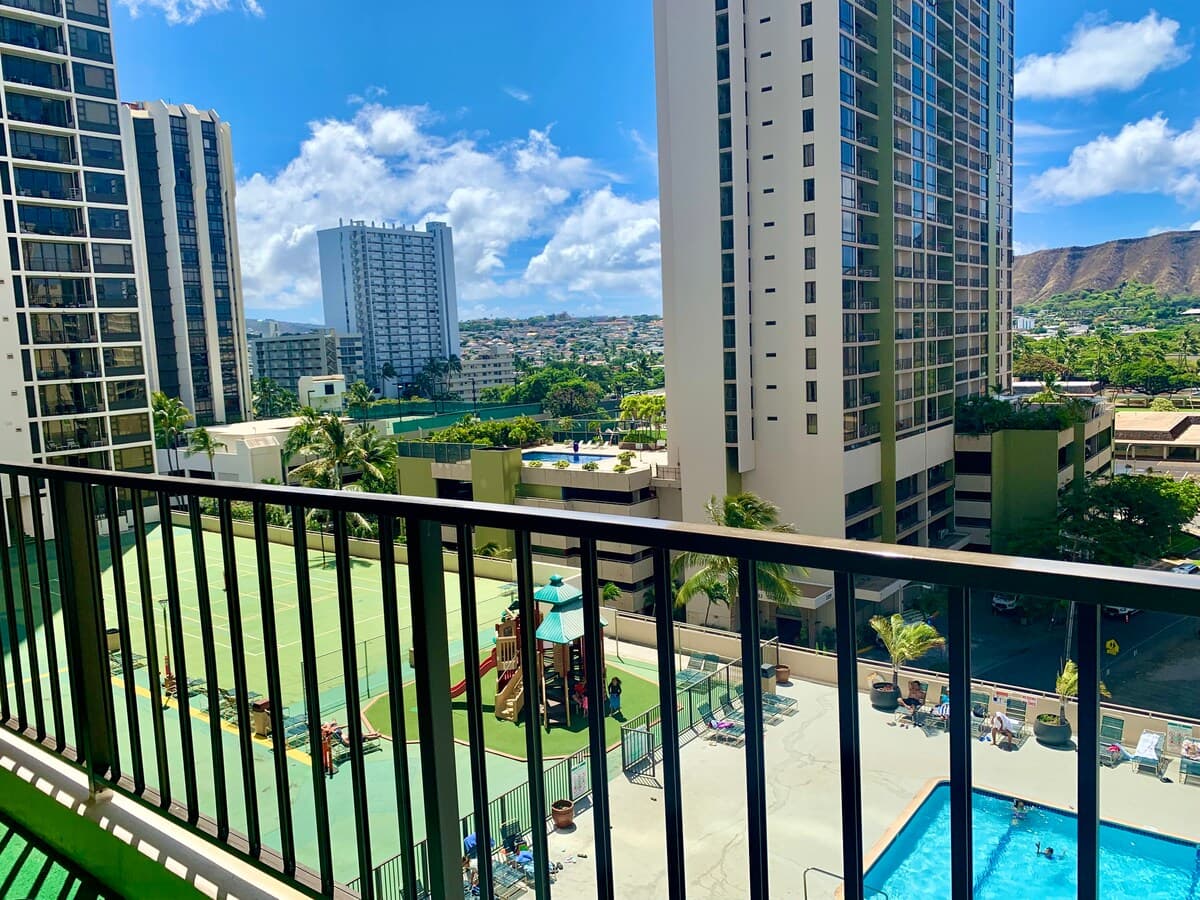 Condo in Honolulu · ★4.77 · 1 bedroom · 3 beds · 1 private bath - Photo 5