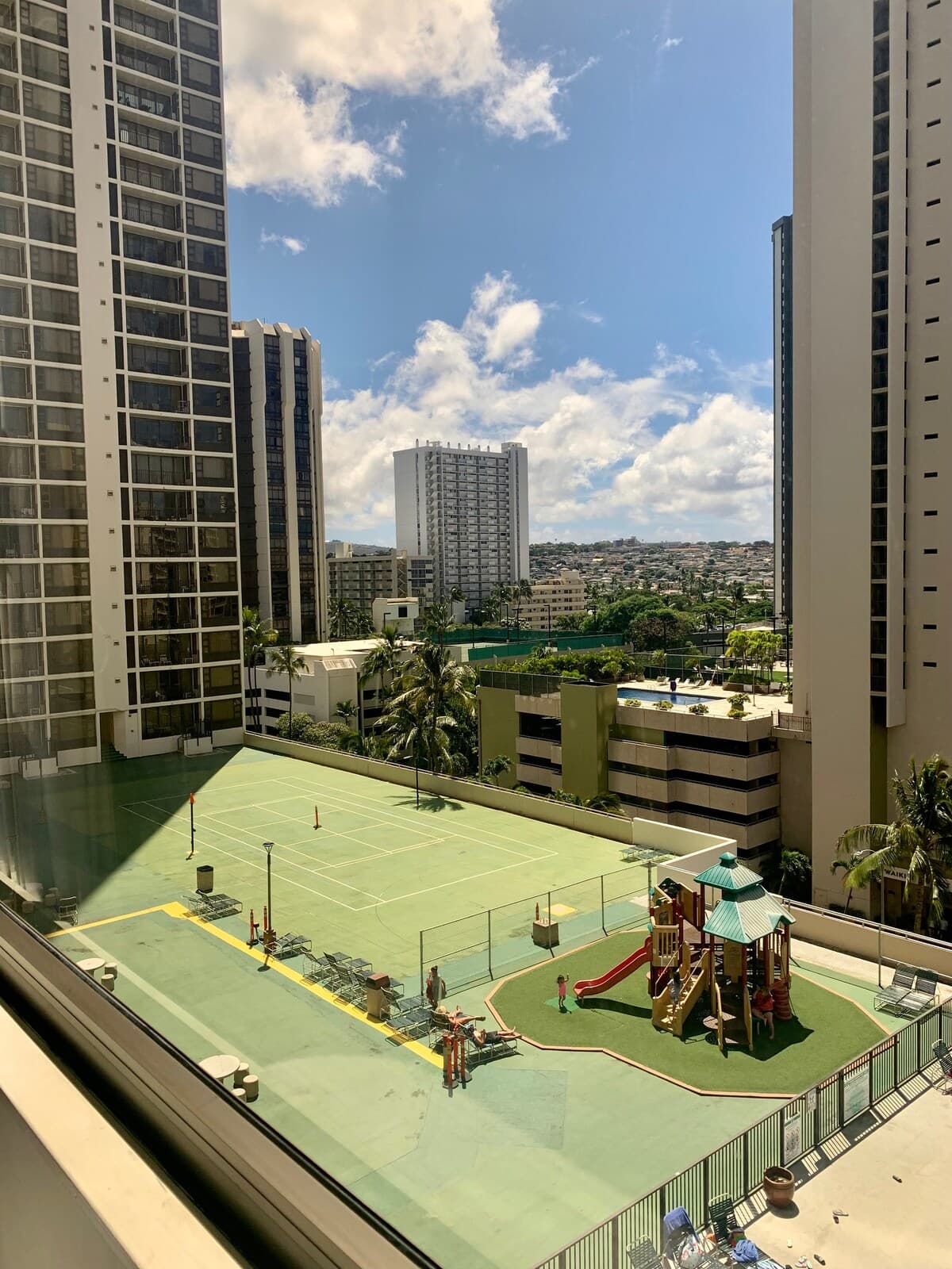 Condo in Honolulu · ★4.77 · 1 bedroom · 3 beds · 1 private bath - Photo 4
