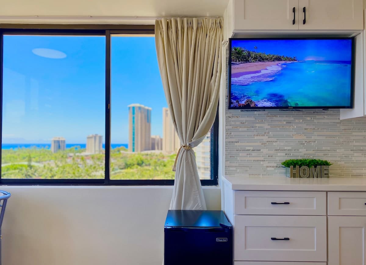 Condo in Honolulu · ★4.87 · 1 bedroom · 2 beds · 1 private bath - Photo 1