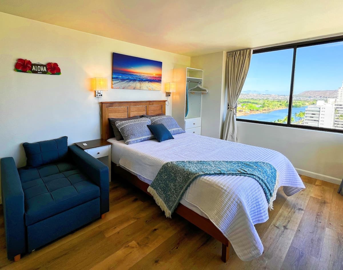 Condo in Honolulu · ★4.87 · 1 bedroom · 2 beds · 1 private bath - Photo 5