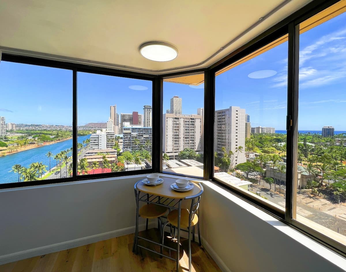 Condo in Honolulu · ★4.87 · 1 bedroom · 2 beds · 1 private bath - Photo 4