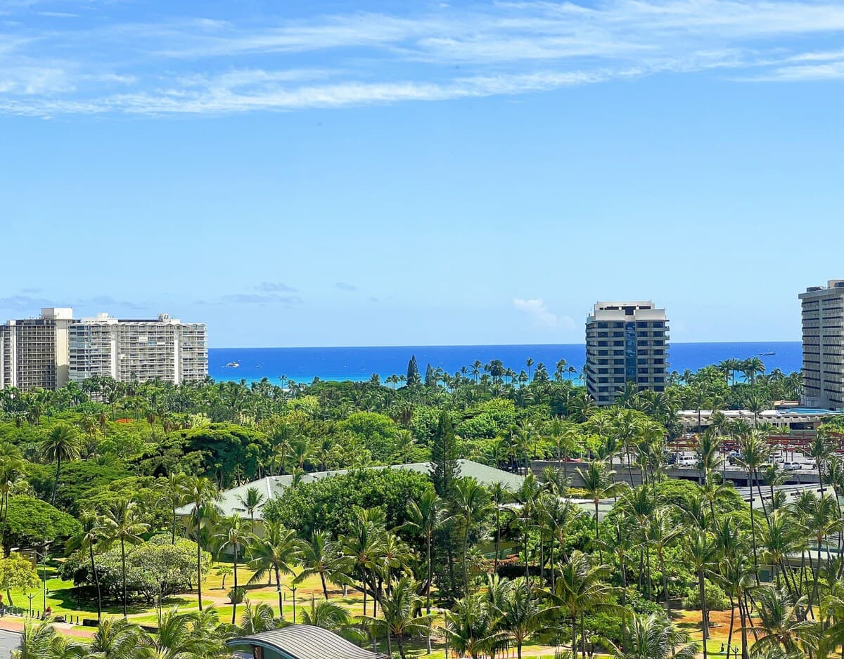 Condo in Honolulu · ★4.87 · 1 bedroom · 2 beds · 1 private bath - Photo 2