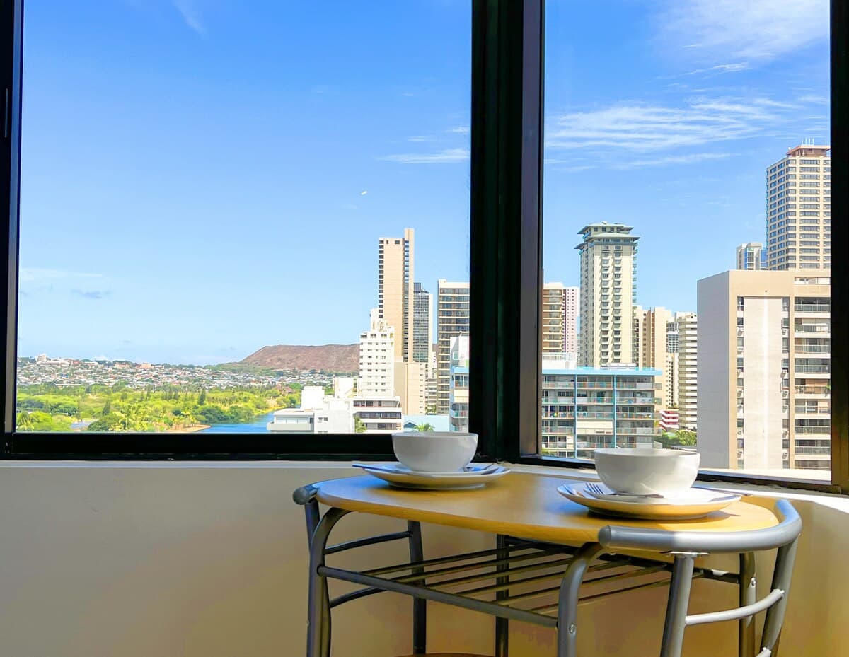 Condo in Honolulu · ★4.87 · 1 bedroom · 2 beds · 1 private bath - Photo 3