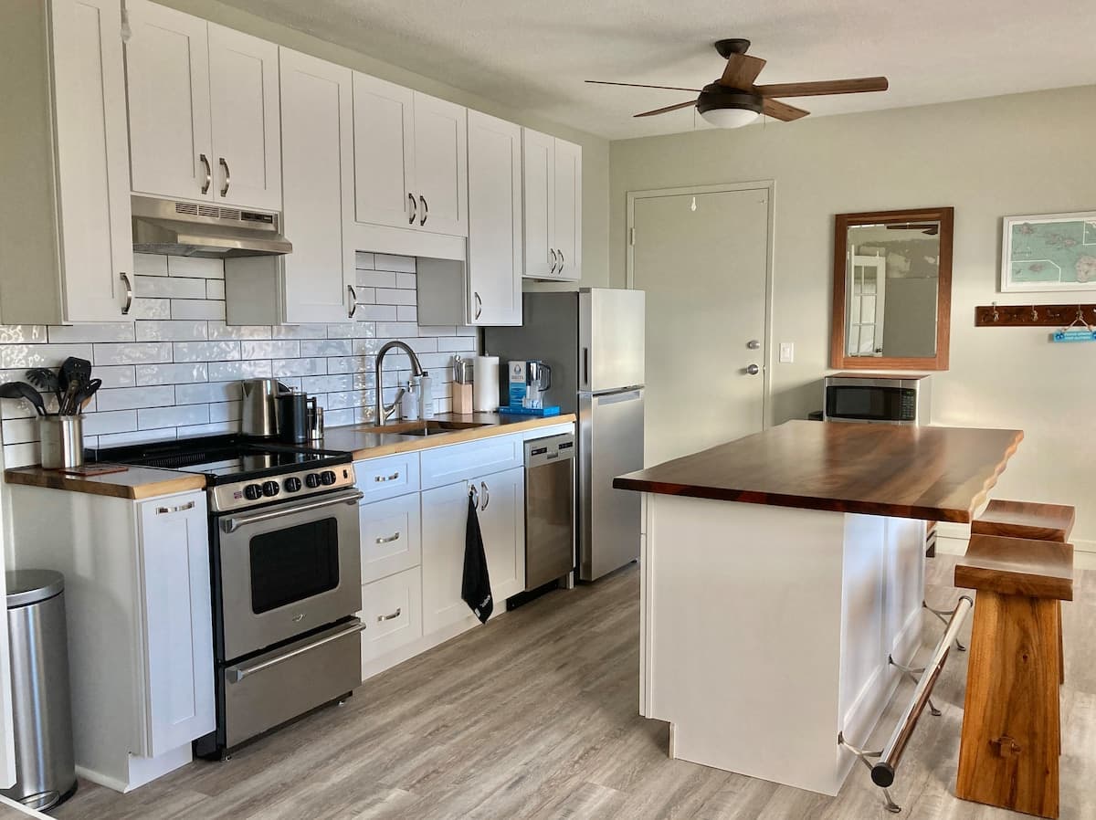 Fully Remodeled Spacious Suite in Hilo W/AC - Photo 2