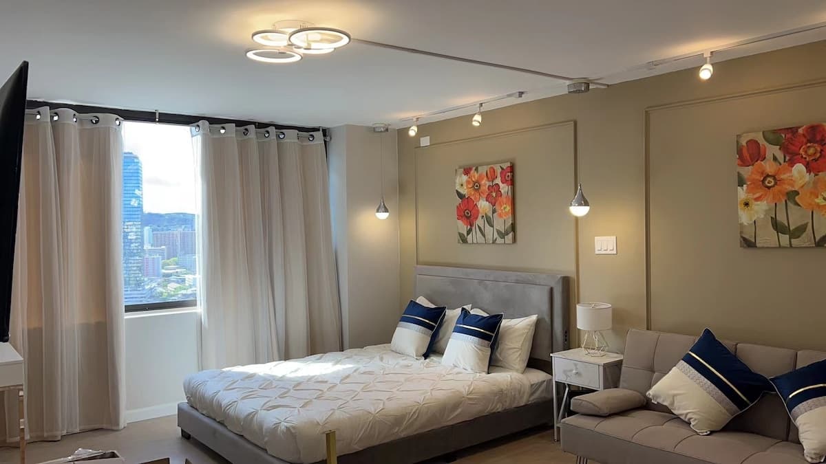 Condo in Honolulu · ★4.6 · Studio · 2 beds · 1 private bath - Photo 1