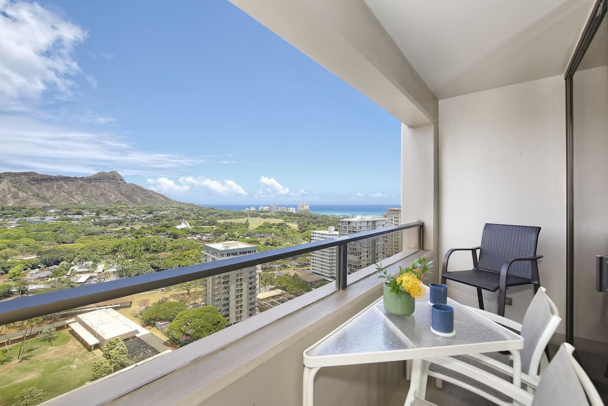 Condo in Honolulu · ★4.75 · 2 bedrooms · 4 beds · 1 private bath - Photo 4