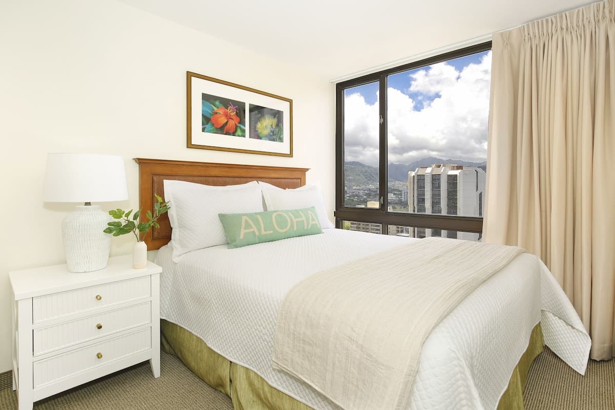 Condo in Honolulu · ★4.75 · 2 bedrooms · 4 beds · 1 private bath - Photo 2