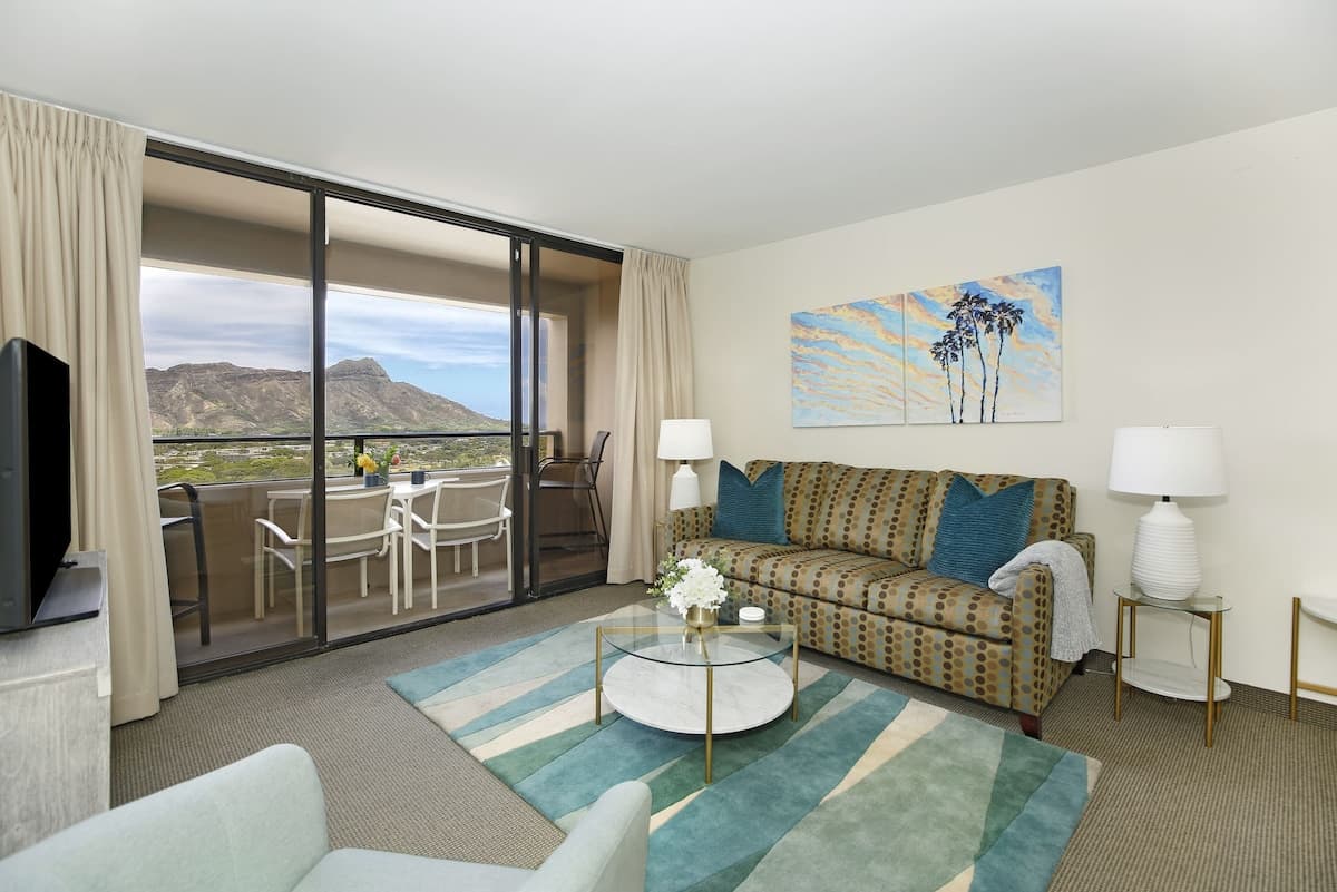 Condo in Honolulu · ★4.75 · 2 bedrooms · 4 beds · 1 private bath - Photo 3
